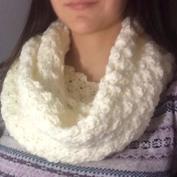 Hand knitted white infinity scarf - Picture 3 of 3