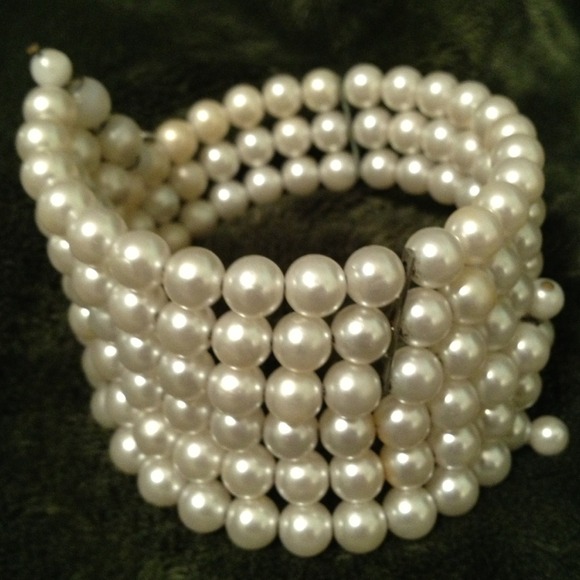 Gone 9/10 Pearl Bracelet 3-Tier Super Stylish! - Picture 2 of 4