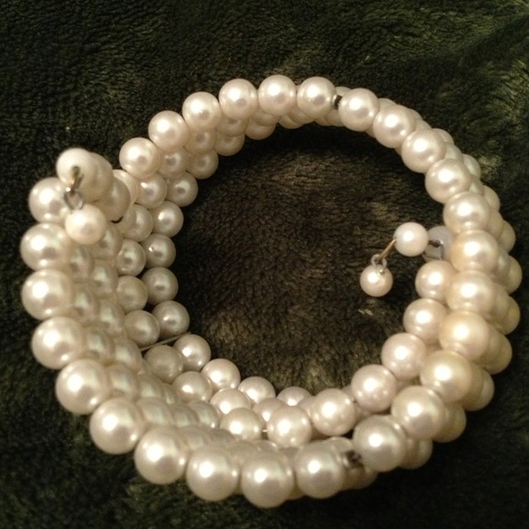 Gone 9/10 Pearl Bracelet 3-Tier Super Stylish! - Picture 4 of 4