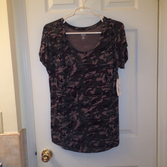 🌸NWT Super cute camo shirt