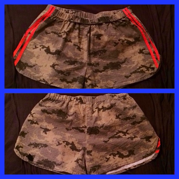 ✨SPARKLE & FADE CAMO SHORTS✨ - Picture 2 of 4