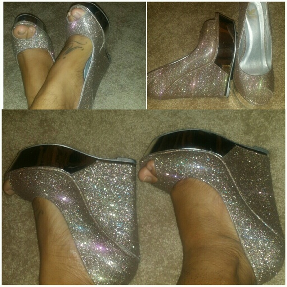 🎉🎉SOLD🎉🎉 Sheik glitter peep toe wedges