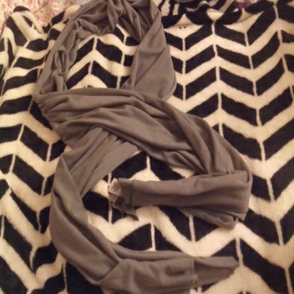 Plain Jane, Gray scarf