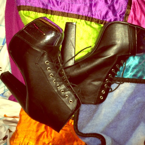 Cute black boots!