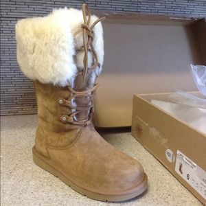 AUTHENTIC Ugg Australia lace up boots w/ fur
