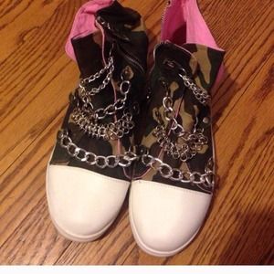 Camouflage chained shoes