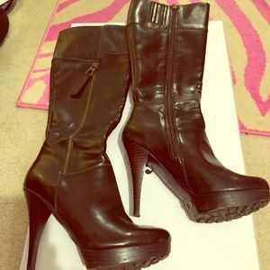 Like new dark brown GUESS boots size 7