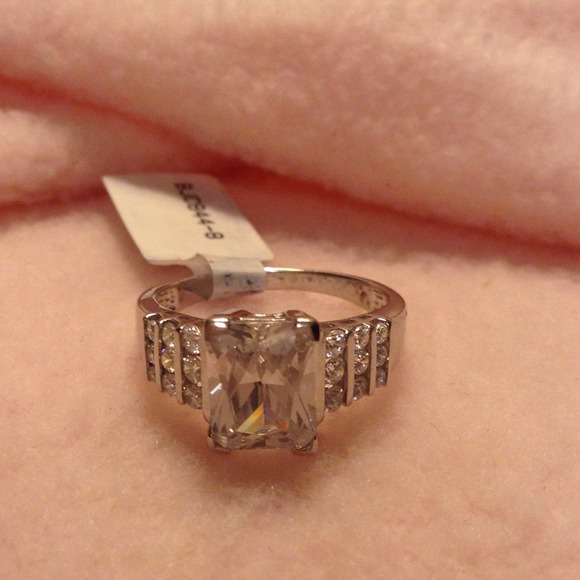 DIAMOND SIMULANT ENGAGEMENT / PROMISE RING - Picture 4 of 4