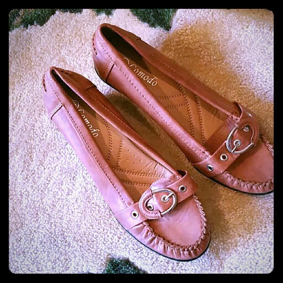 BUCKLED DRESS SHOE