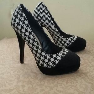 Hounds tooth pumps