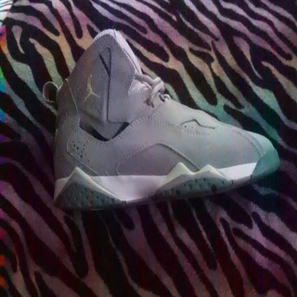 Wold grey and lime green jordans - Picture 2 of 4