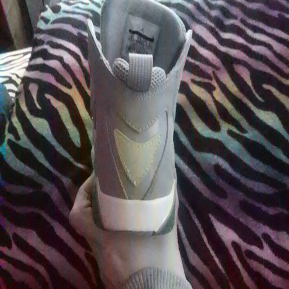 Wold grey and lime green jordans - Picture 3 of 4