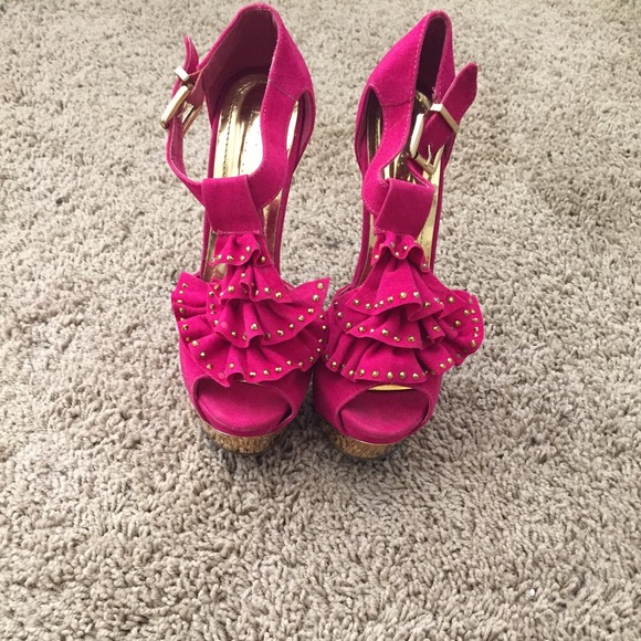 ❤️Pink with gold embellishment heels❤️
