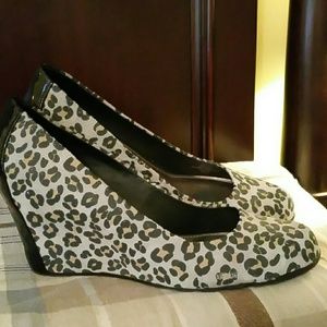 Kenneth Cole leopard print wedges size 11