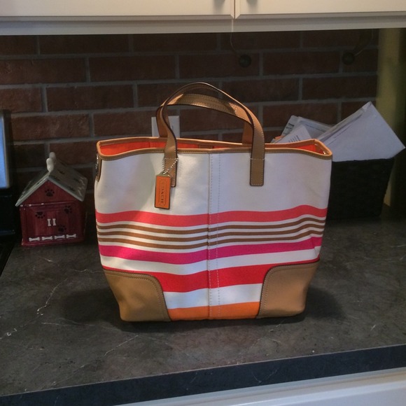 Coach medium size tote nwot