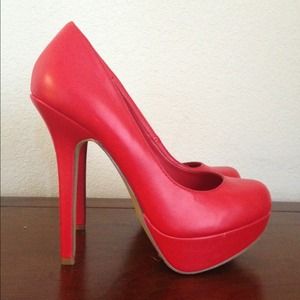Classic Red platform pumps