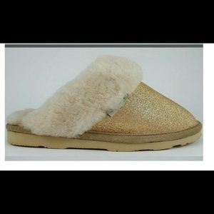 ⭐SOLD⭐Gold Bear Paw slippers