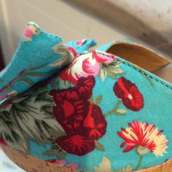 Blue flower wedges - Picture 2 of 4