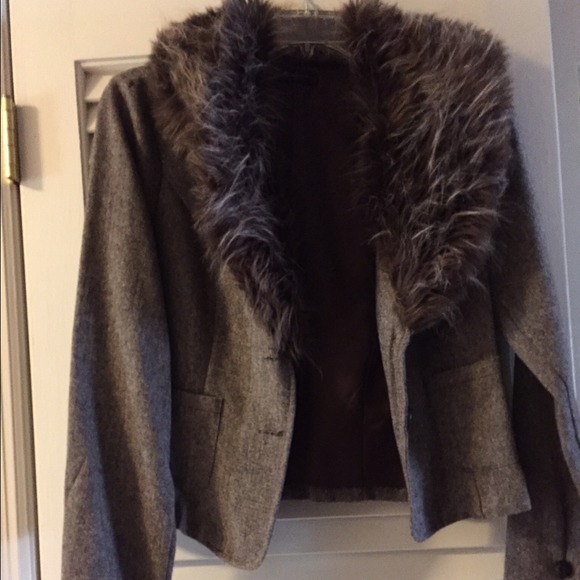 Short blazer with fur