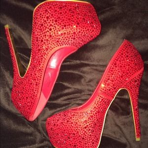 STUDED RED STILETTO PUMPS❤️