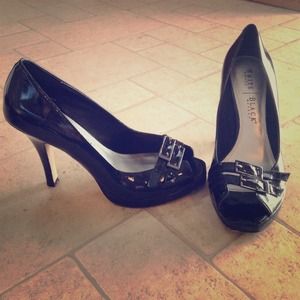 Black pumps