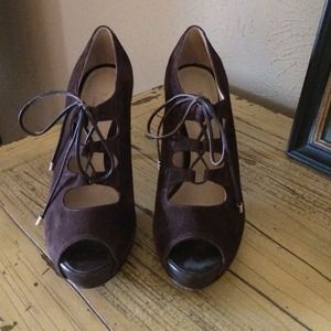 Talbots lace up platform pump. Sz 7.5