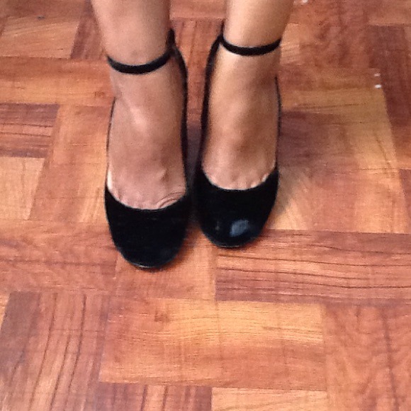 Shoes - Picture 1 of 4