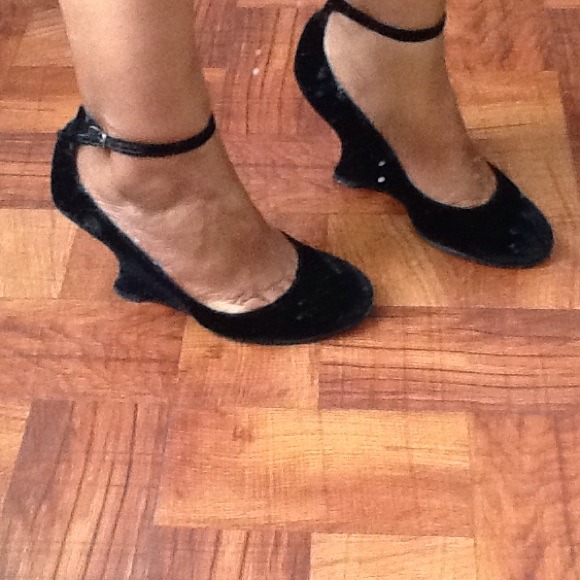 Shoes - Picture 2 of 4