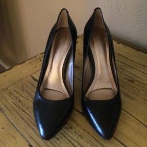 BCBG Classic black pump. Sz 7