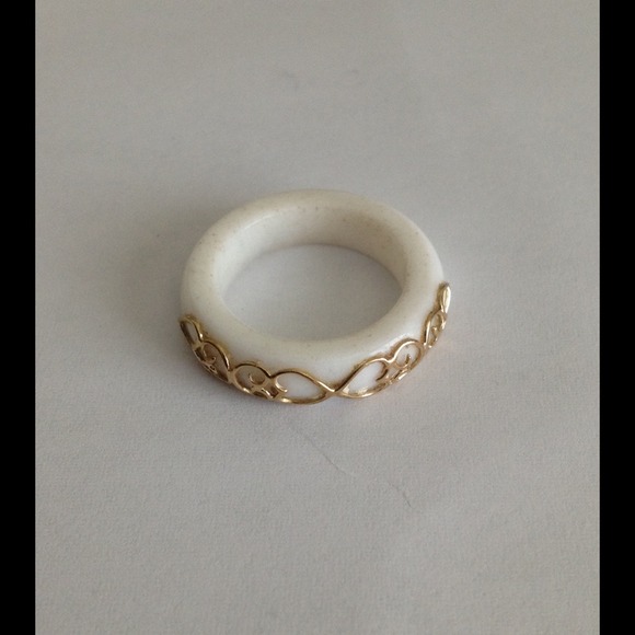 White onyx ring size 6 14kt gold detailing