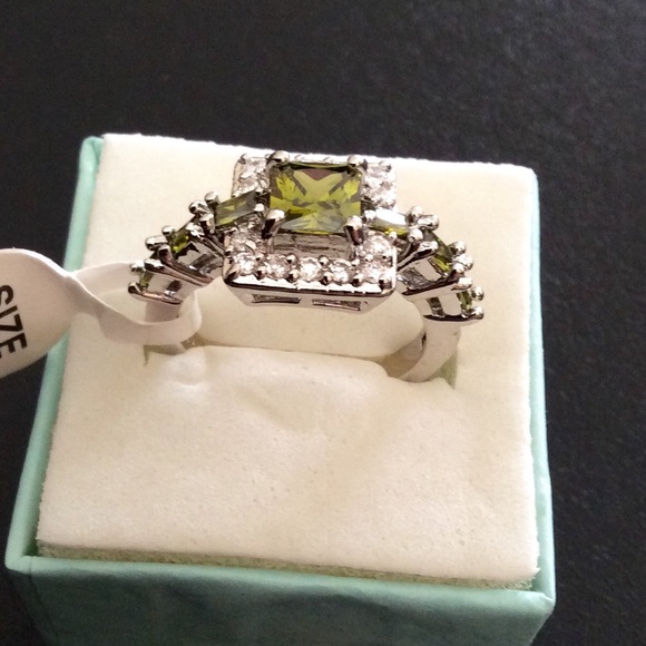 🆕 Gorgeous Ring - PERIDOT GEMSTONE