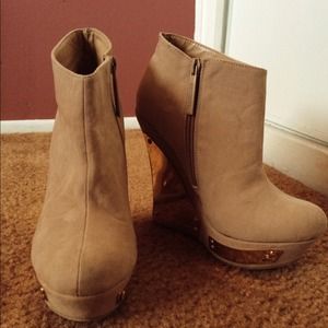 Stylish Nude/Gold Wedges