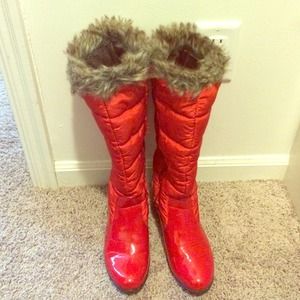 Red snowboots