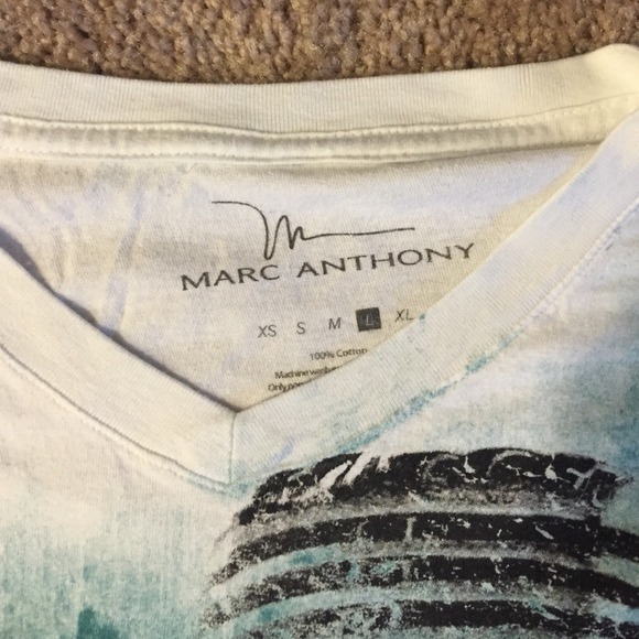 Graphic V-neck - Picture 2 of 2