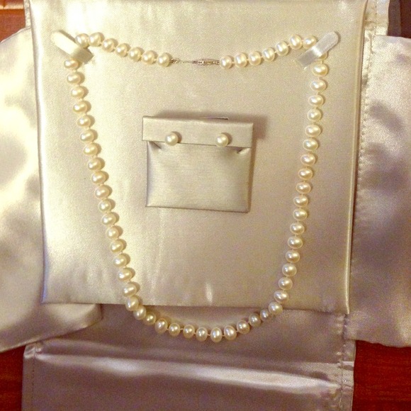 New in box! 14k white gold pearl set