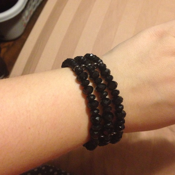 Bracelet stretchy with black beads