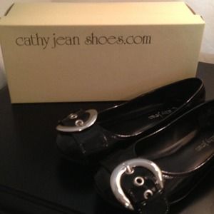 NWT Cathy Jean size 5 flats. Black/silver