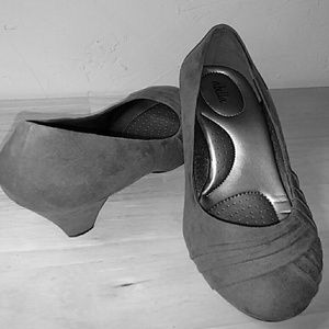 Abella pewter/grey low heeled pump.