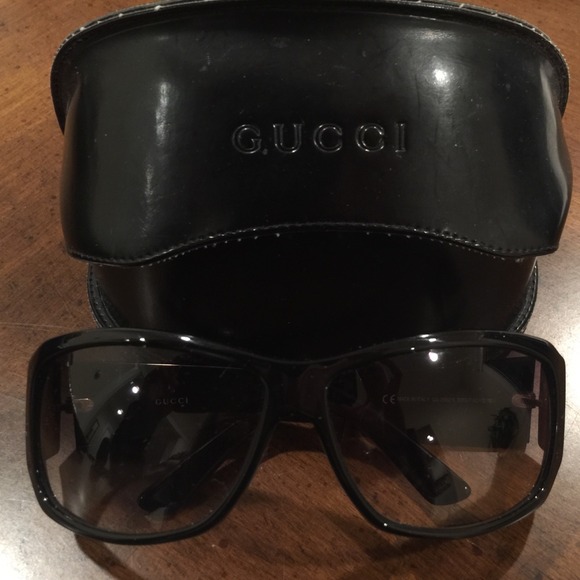 Gucci sunglasses black frame & grey lenses.