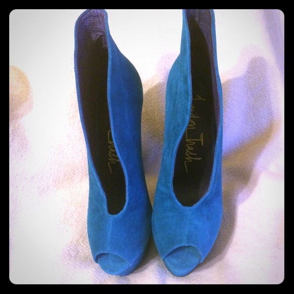 Beautiful turquoise suede heel!!!