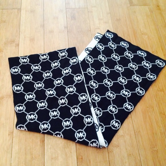 Michael Kors Scarf reversible