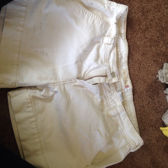 White shorts, Levis