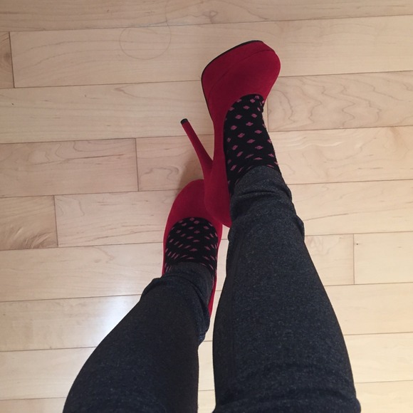 Red pumps - Picture 1 of 2