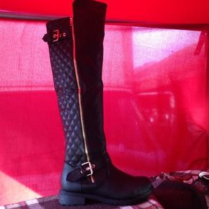 BRAND NEW! Knee high quilted black buckle boot