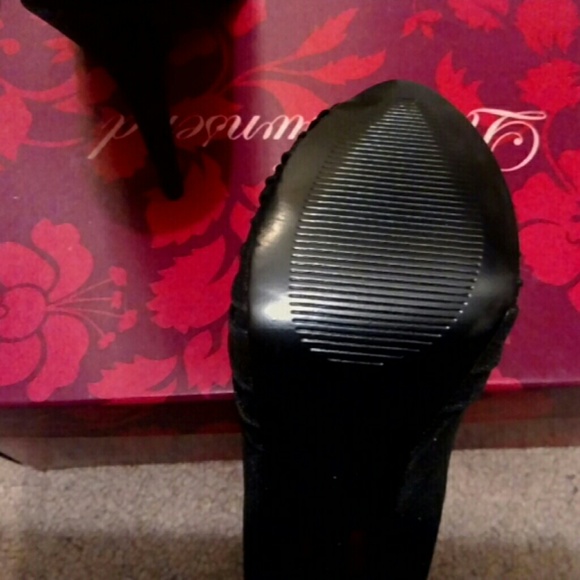 Shoes - Picture 3 of 3