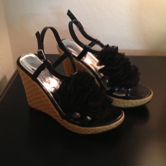 Size 5 black & tweed wedges.