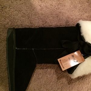 Brand new in box high hip blk suede EMU boots