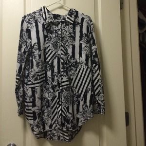 Black and White Blouse w. Intricate Flower Design