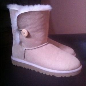 Bailey button UGGS! Size 5