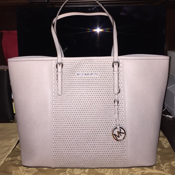 Michael Kors Handbags - Michael Kors Tote center stud $190🅿️🅿️